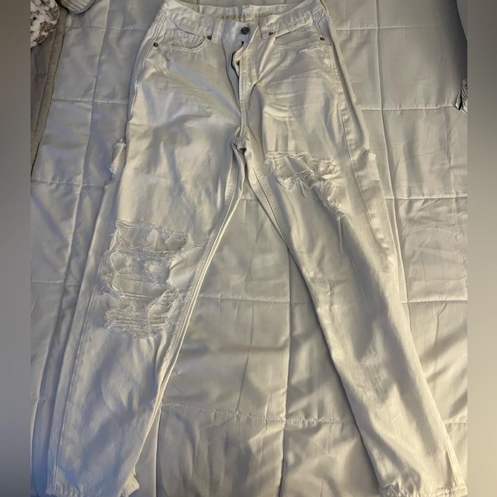 white ripped american eagle jeans